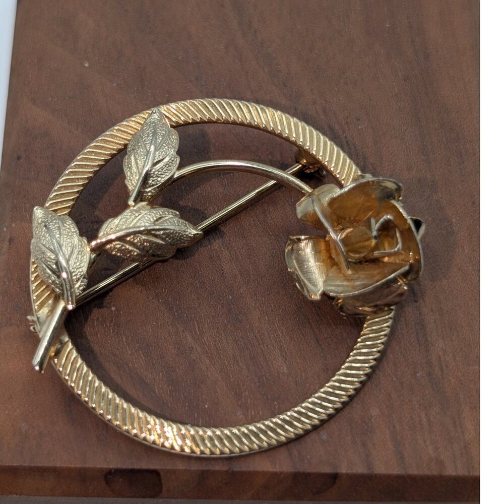 Vintage Signed Van Lou 12K Gold Filled Rose Circle Gold Tone Brooch